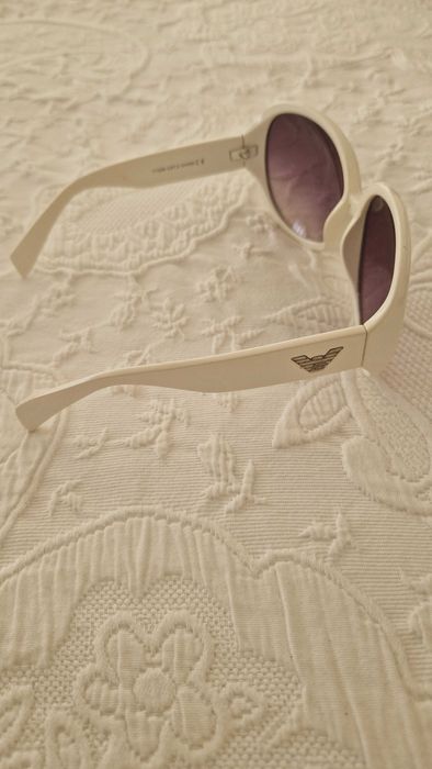 Óculos de sol brancos