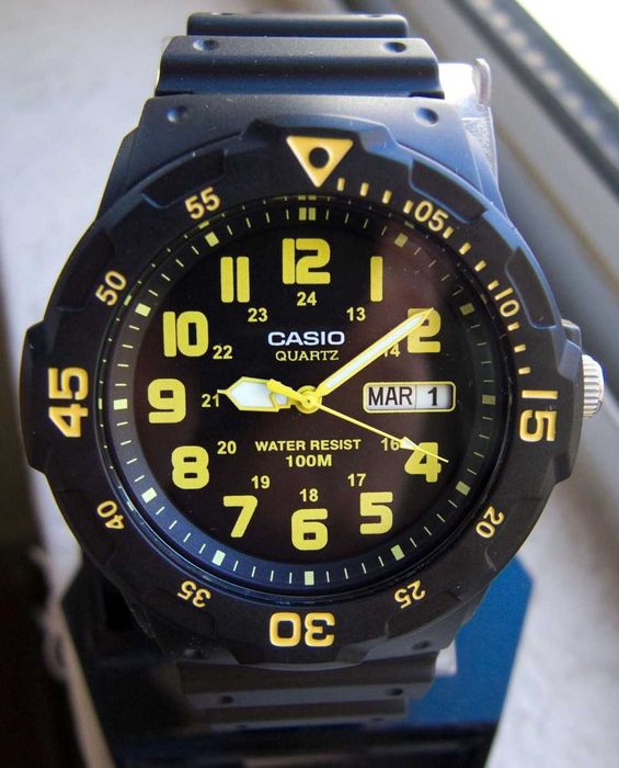 Кварцевые часы Casio MRW-200H-9BV | WR100 | Casio Edifice | g-shock