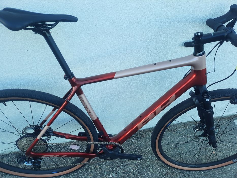 Bicicleta de exposicao de gravel de carbono