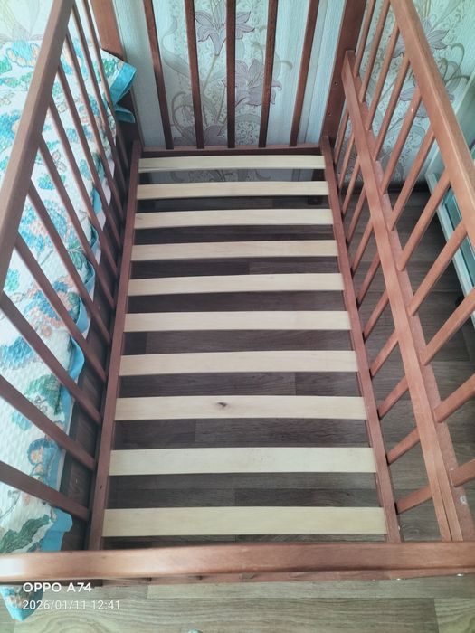 Ліжко дитяче з відкидним бортиком та маятником