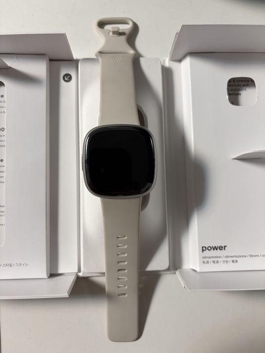 Смарт годинник фітбіт. Той самий Apple.