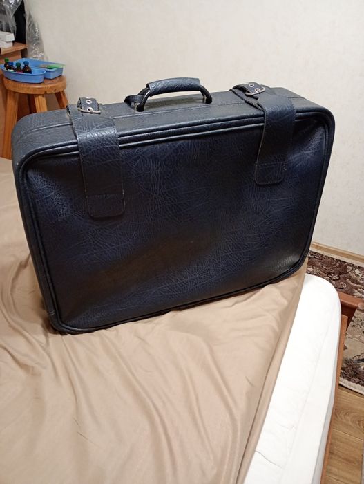 Продається чемодан