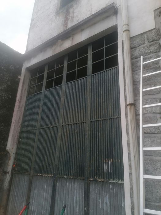 Alugo armazém em arreigada