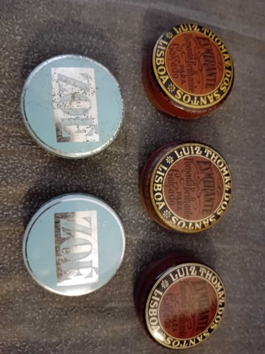 Latas de graxa antigas