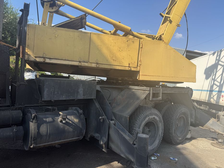 Автокран краз дизельелектричний