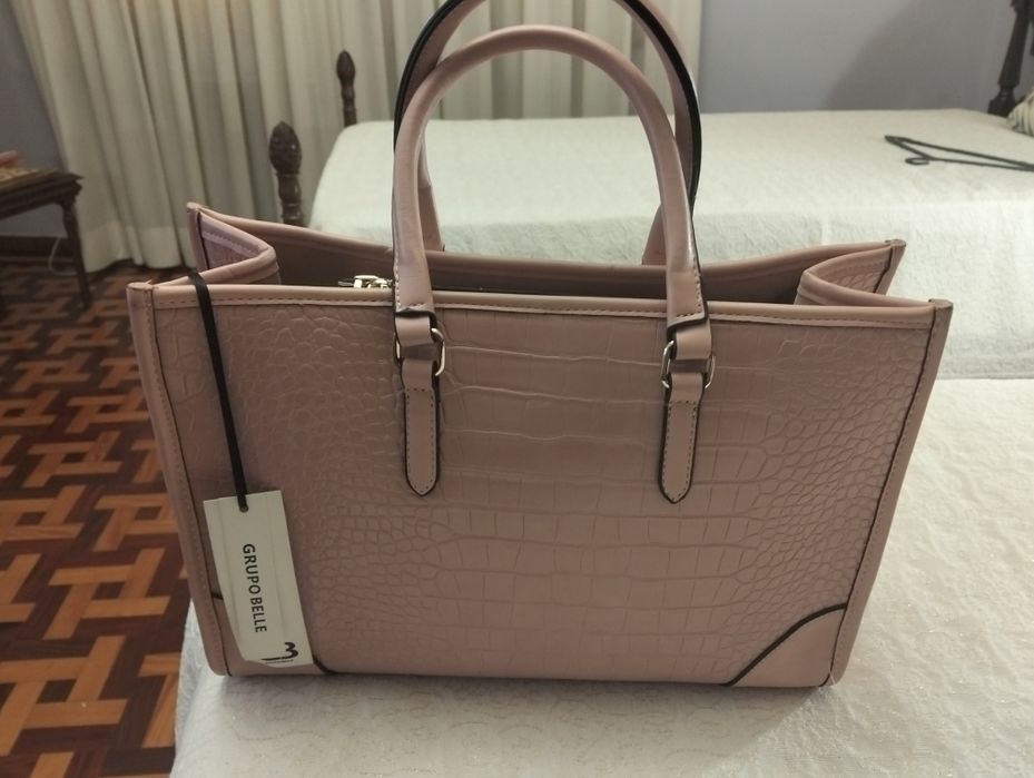 Carteira nova ainda com etiqueta