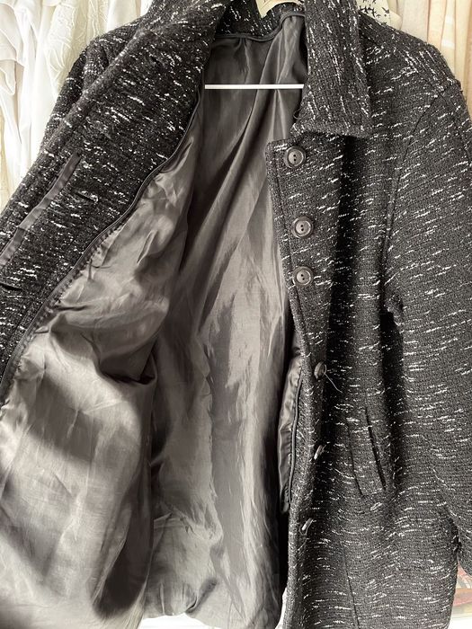 Czarny płaszcz z białymi elementami Haga plus size