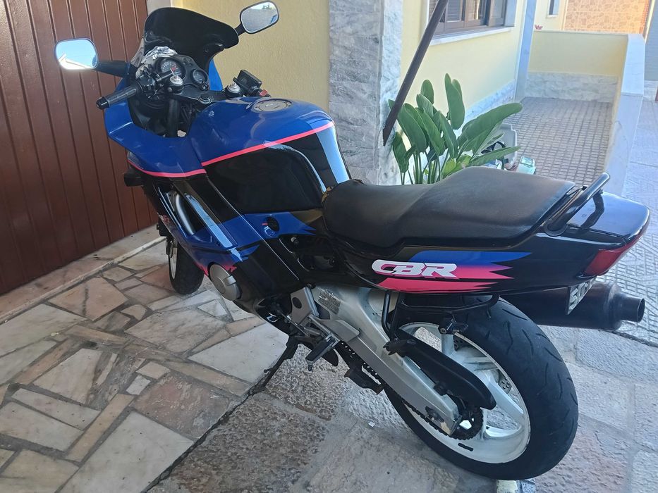 Moto cbr 600 F2.