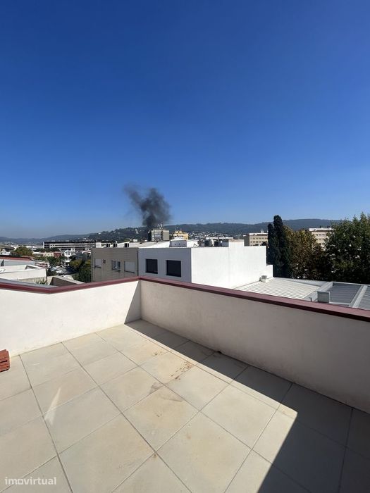 Vende-Se T2 Duplex Novo, Com Terraço E Suíte, No Centro De Braga.