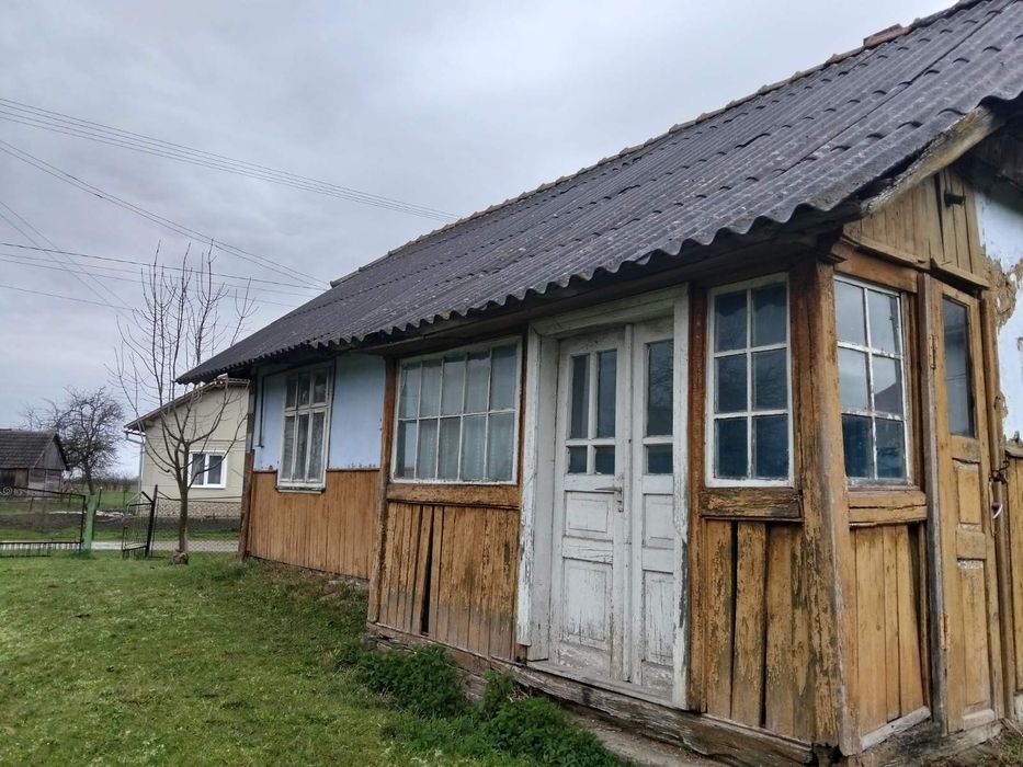 Продається будинок в Меденичах 15 хв до центру села .