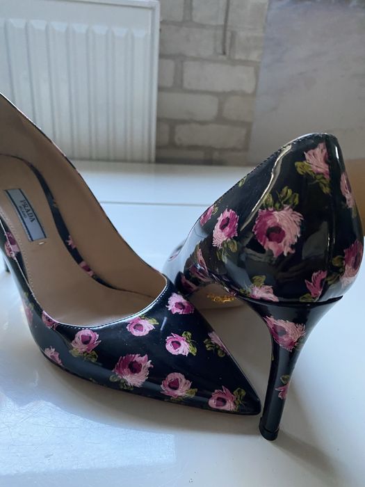 PRADA шікарні туфлі з квітковим принтом. Лаковані.