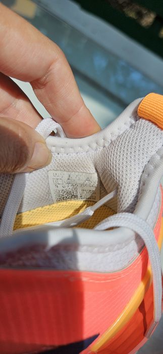Оригінальні жіночі кросівки Adidas.