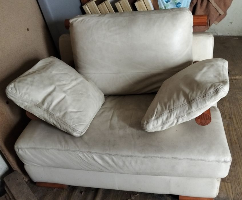 Três sofás em pele