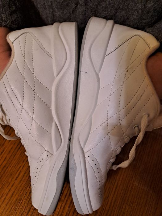 Кросівки жіночі шкіряні