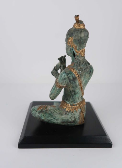 Buda sentado com flauta em bronze