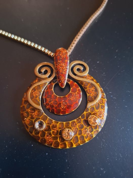 Wisior kolor brąz złoto czerwień  łańcuch kolor srebrny, vintage