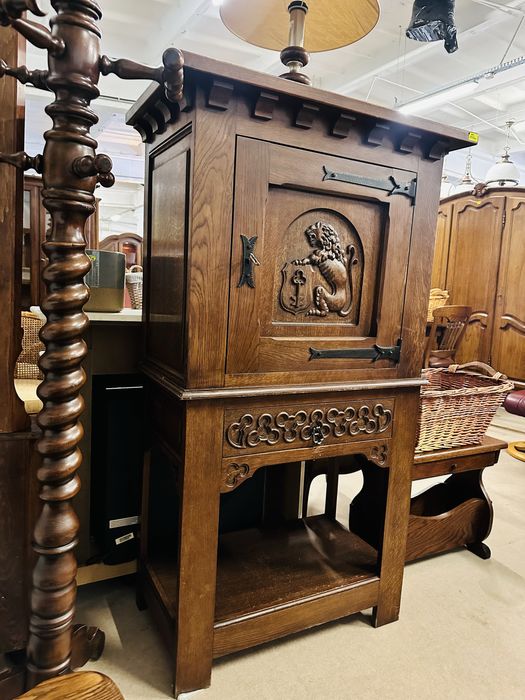 Wysoka komoda dębowa z rzeźbionym gryfem :)