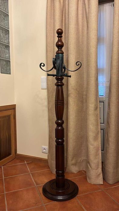 Bengaleiro em madeira maciça com detalhes em ferro