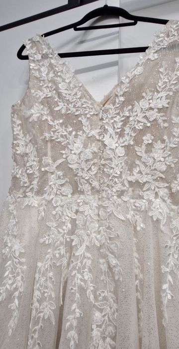 Suknia ślubna z brokatem