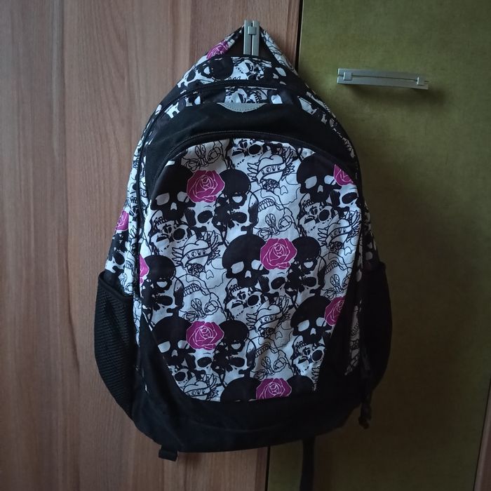 Plecak w czaszki i róże