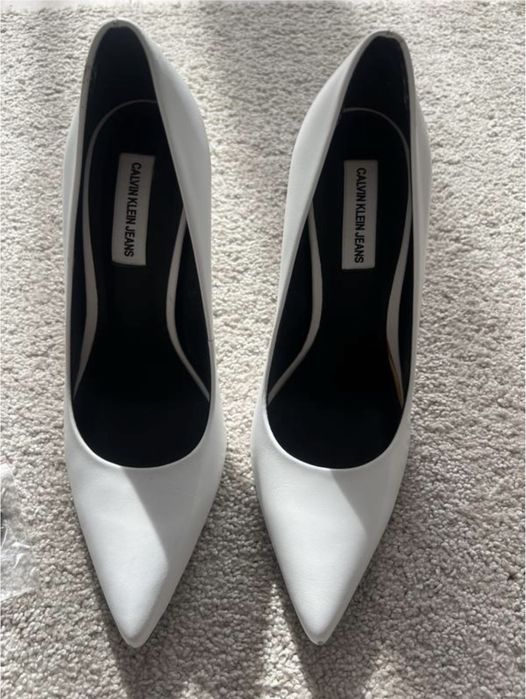 Туфлі білі весільні calvin klein 39