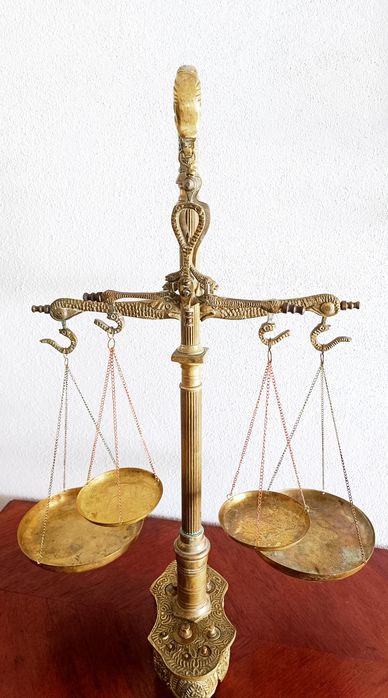 Balança em latão, 4 pratos, 63cm altura