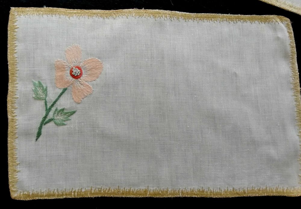 Conjunto de Panos ou naperons antigos Bordados à mão em linho