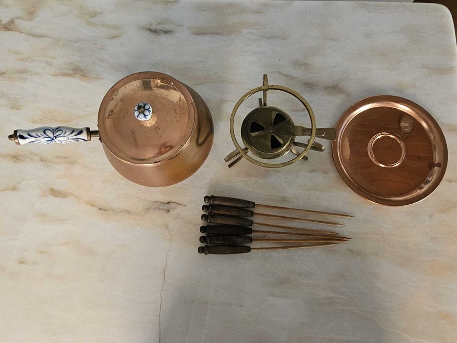 Conjunto de fondue em cobre estanhado com cabo em porcelana - completo