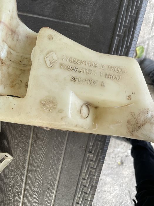 Разшерительный бочки и бочёк омывайки на Рено Лагуна 1996г.