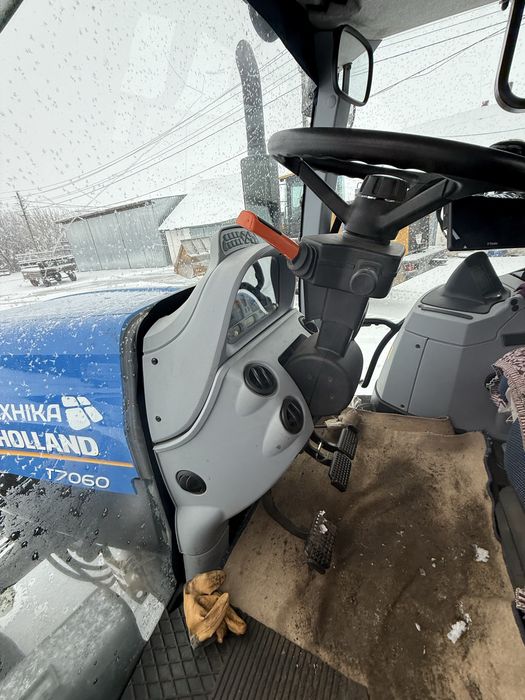 Продам New Holland 7060