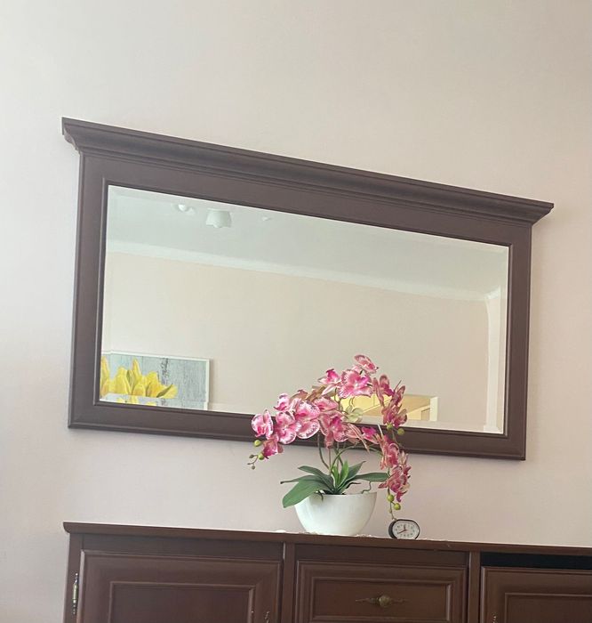 Duże lustro w drewnianej ramie