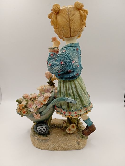 Figurka dziewczynka z taczką