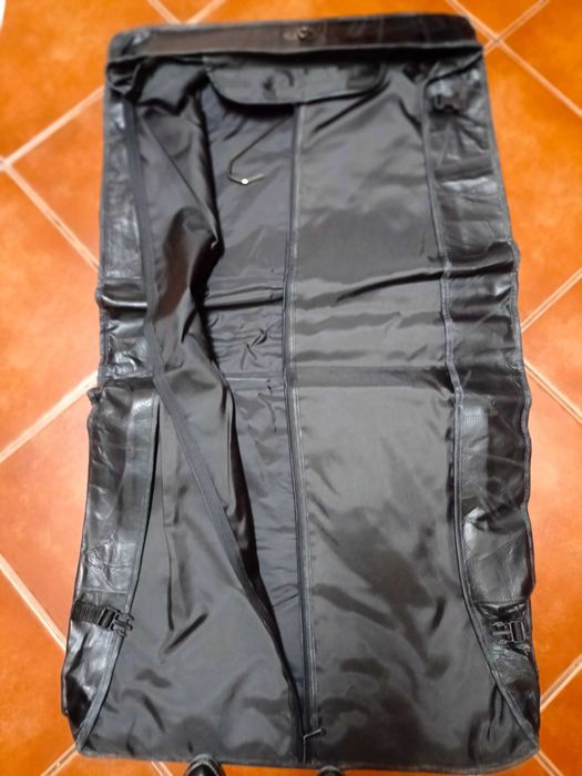 Mala em Pele preta para transportar fatos.