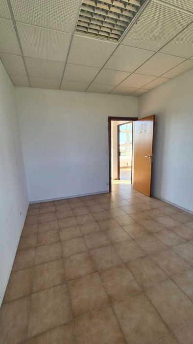 Escritório 200M2 em Meirinhas – Várias Salas, Excelente Luz e Possibilidade de Divisão