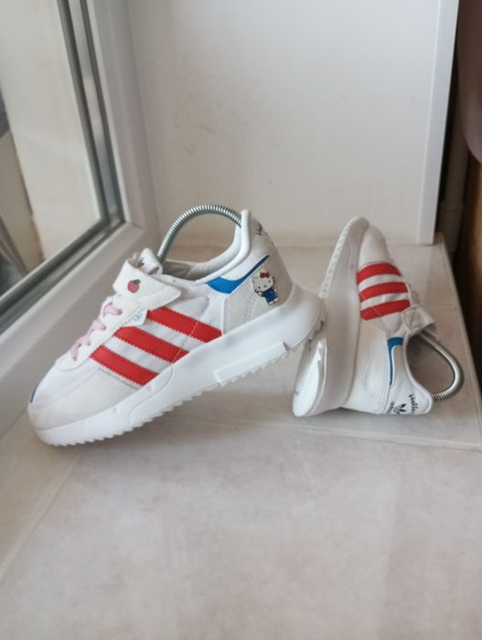 Стильні кросівки бренду Adidas Hello Kitty Retropy Running Made in Indonesia  UK  2,5  EUR  35