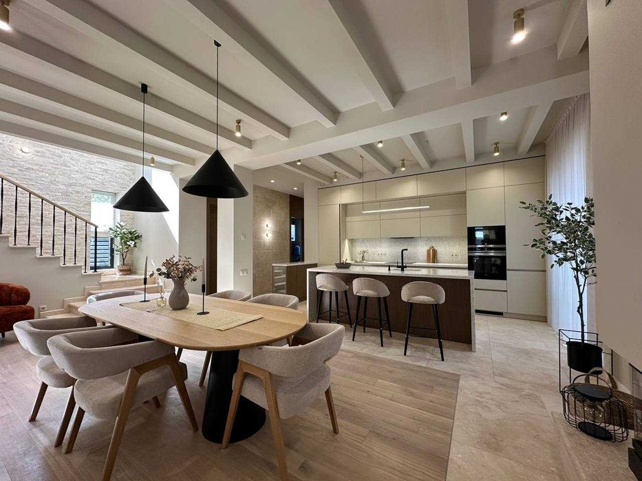 В продаже новый современный дом с бассейном в районе 12ст. Б. Фонтана.