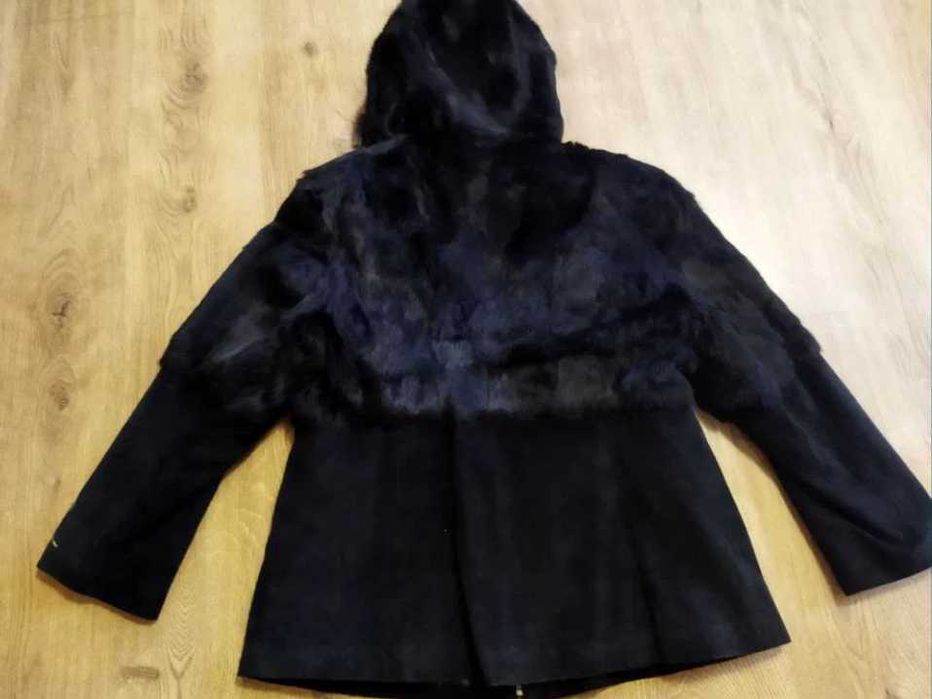 Продам  черную женскую меховую куртку с капюшоном.  Размер 3XL.