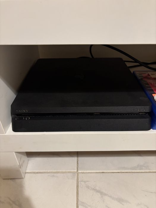 Playstation 4 + comando + jogos