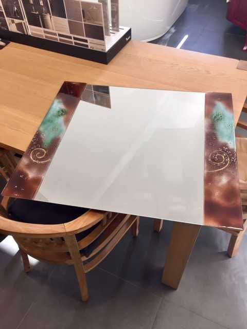 Lustro z ozdobnymi szklanymi bokami.