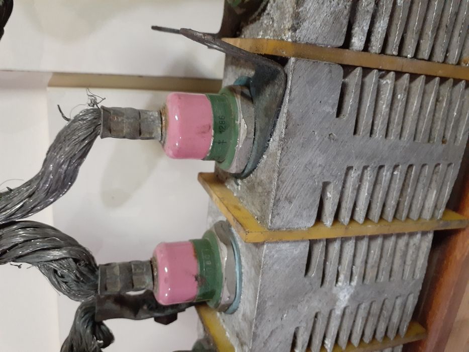 Тиристор, диод силовой с радиатором.