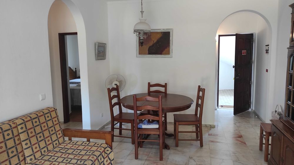 Mesa de sala de refeições em madeira maciça