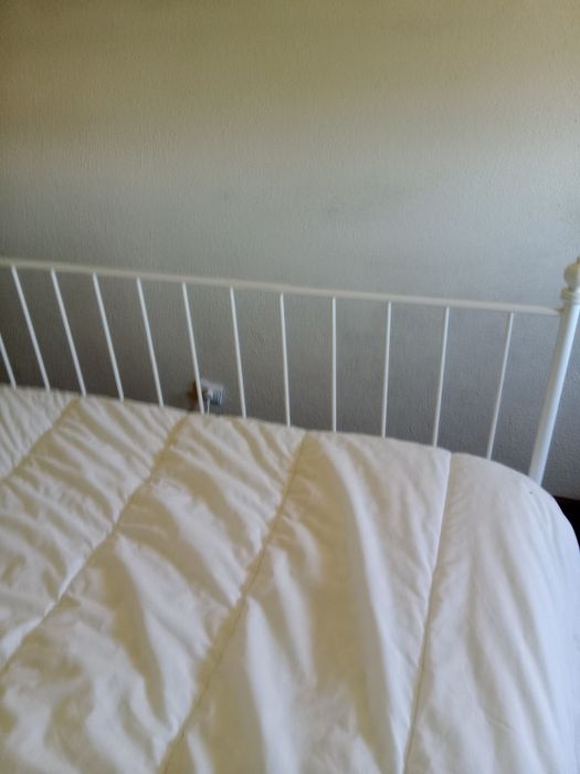 Cama de ferro branca com estrado muito bonita