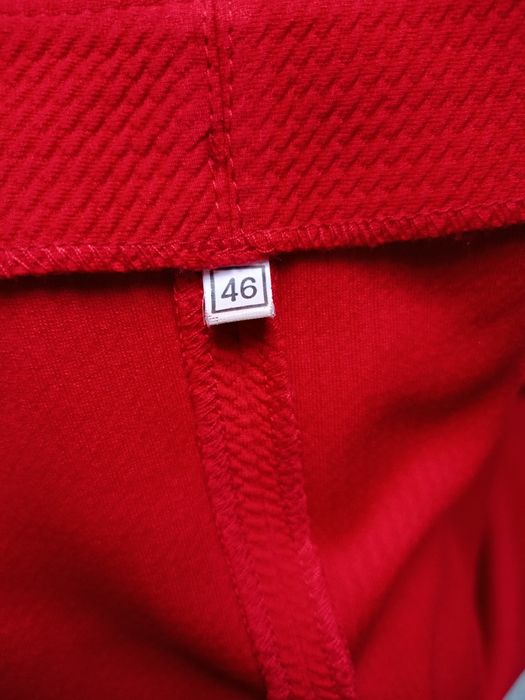 Червона жіноча сукня