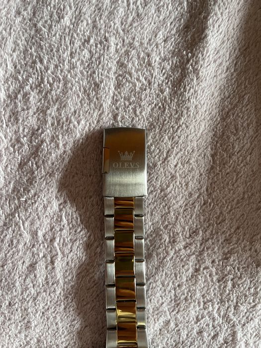 Relógio prateado e dourado Novo - Olevs