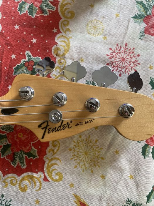 Guitarra baixo jazz fender e amplificador de baixo Ibanez