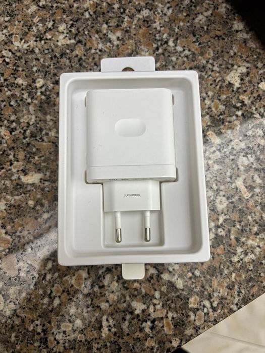 Carregador branco com tecnologia SUPERVOOC da REALME