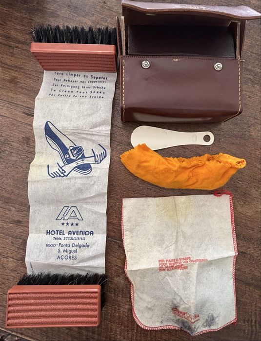 Chinelos e kit de engraxar de viagem