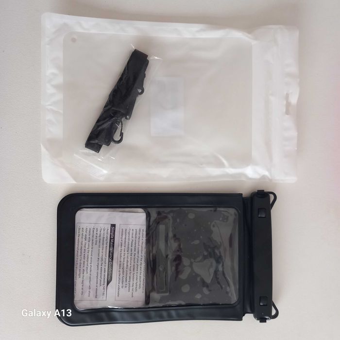 Bolsa plástica para telemóvel   ou ‘‘tablet’ de mulher