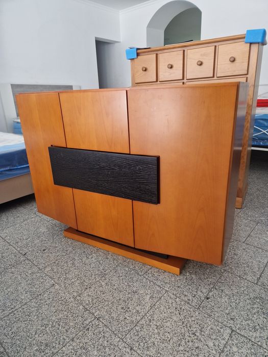 Aparador com portas e uma gaveta em muito bom estado.