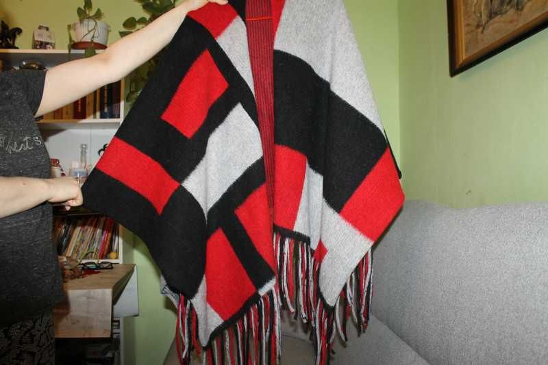 Ponczo damskie z frędzlami